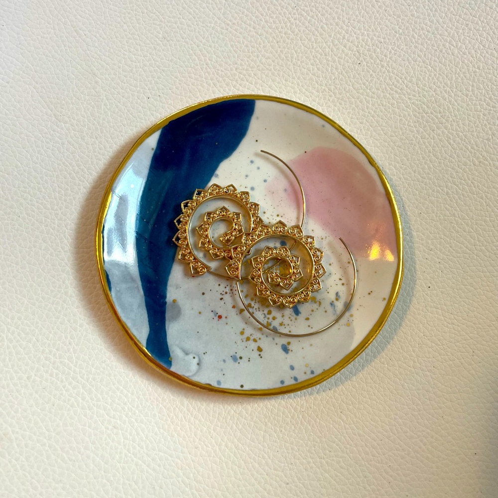 Gold detailed hoop earrings.